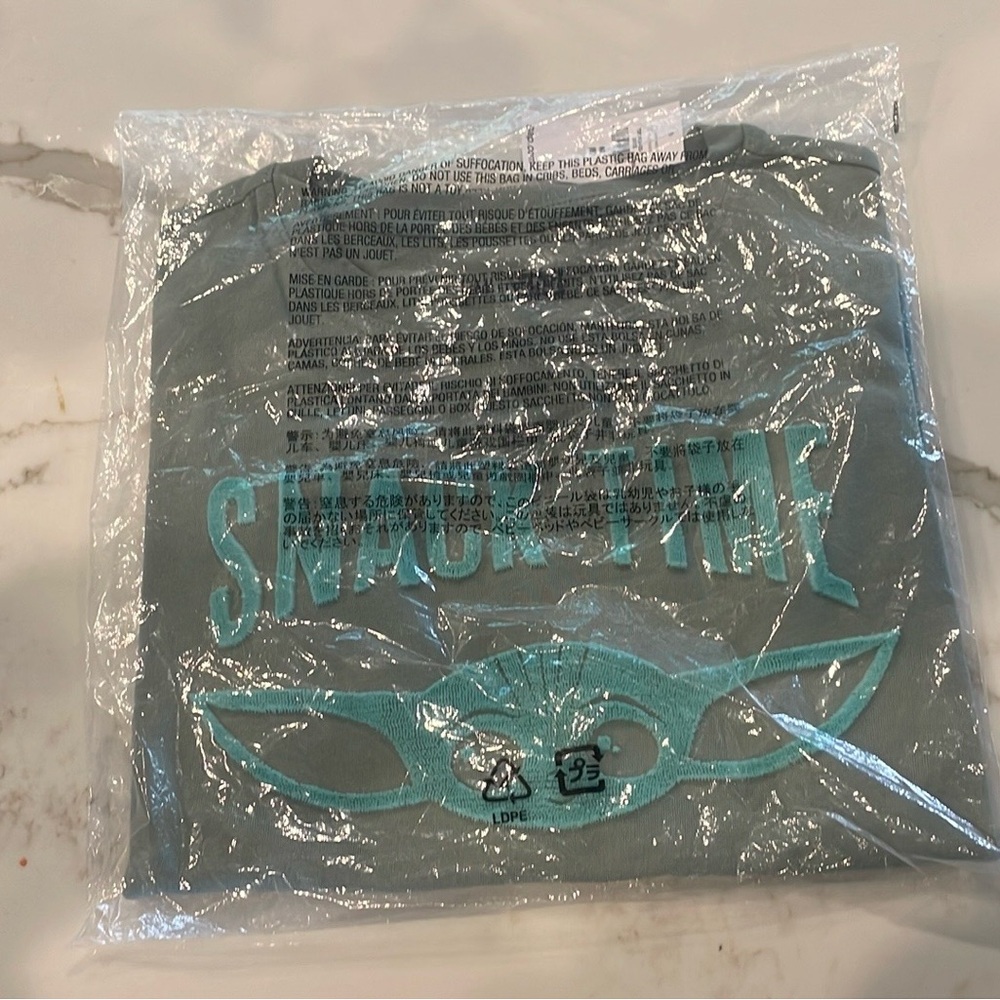 NWT GAP Star Wars baby yoda “Snack Time” long sleeve shirt, Size M (8)